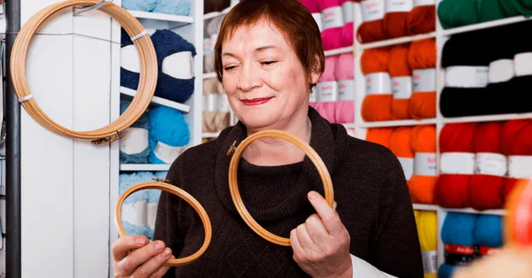 Embroidery Hoops Guide [Sizes, Types, Materials & Shapes]