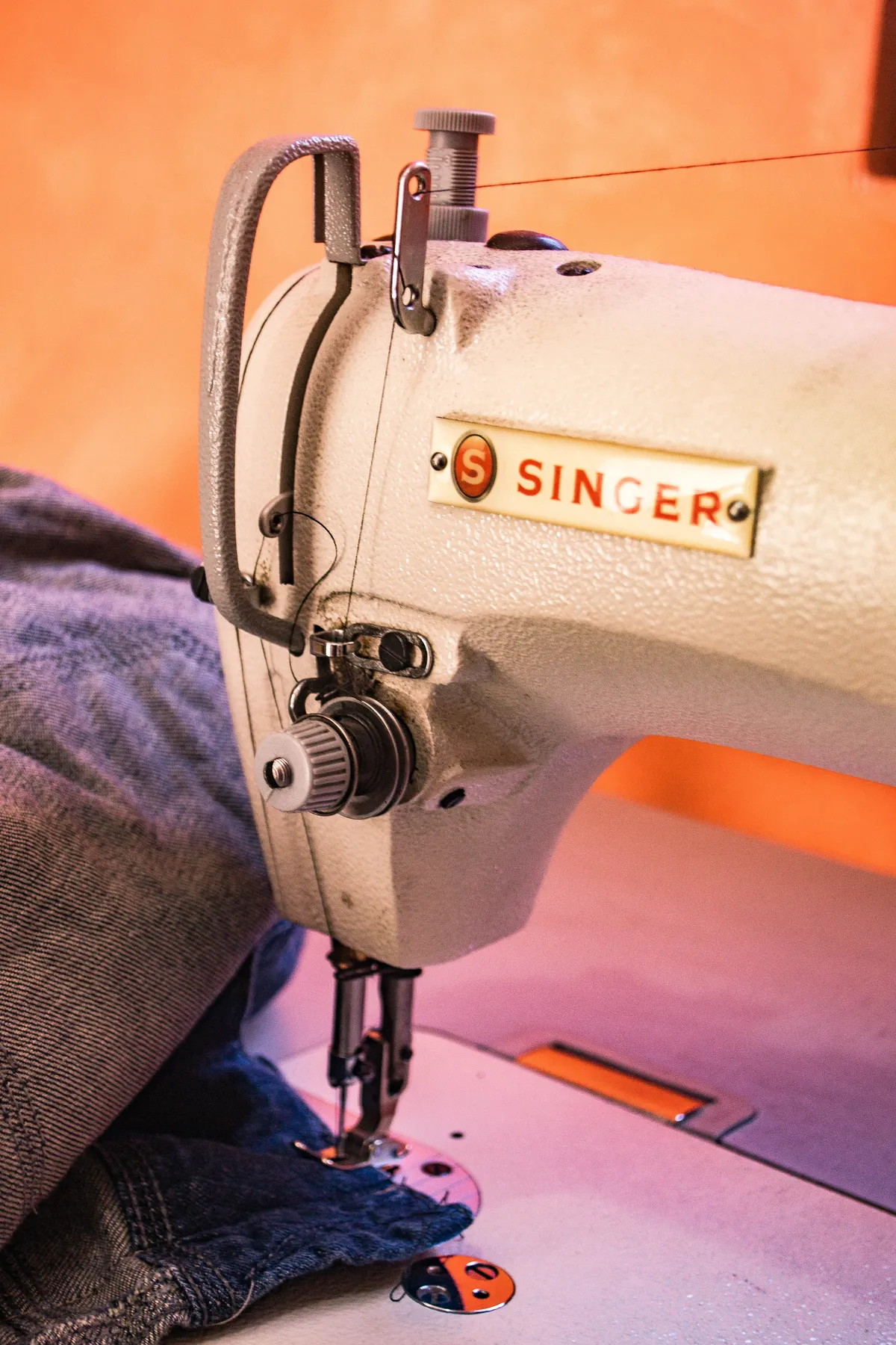 How To Insert A Bobbin Case In A Singer Sewing Machine