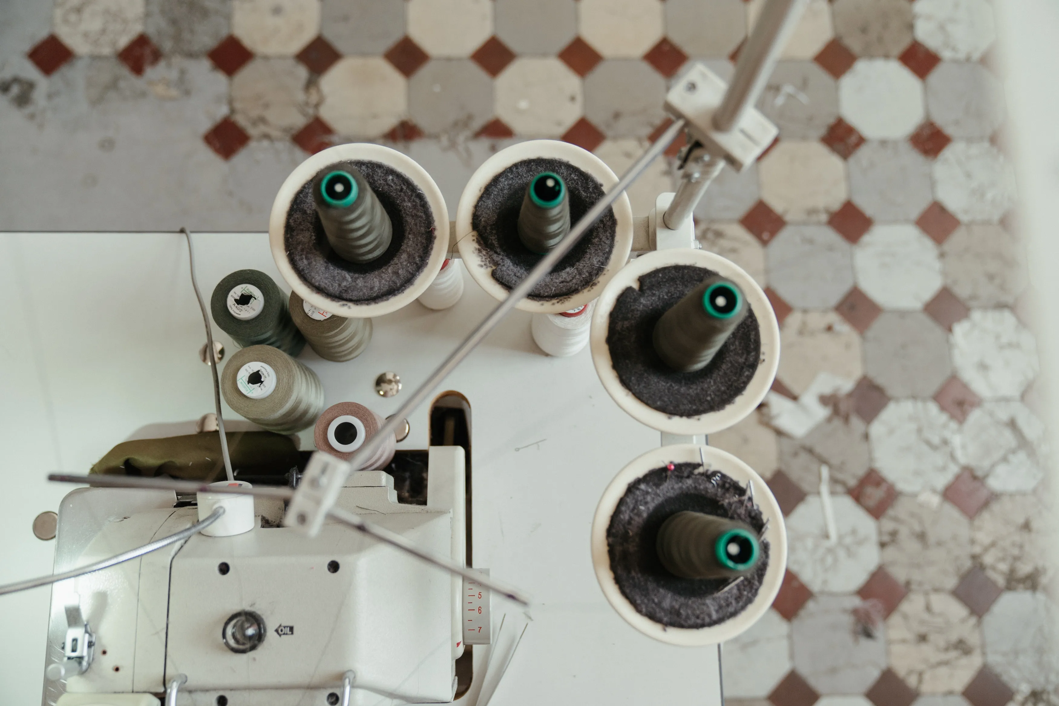 How To Thread A Sewing Machine Needle in [4 Easy Steps]