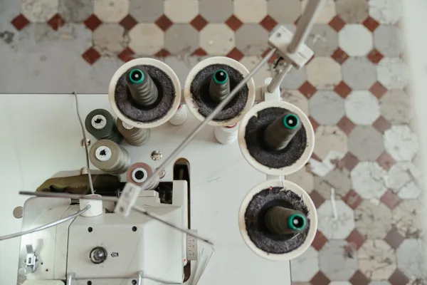 How To Thread A Sewing Machine Needle in [4 Easy Steps]