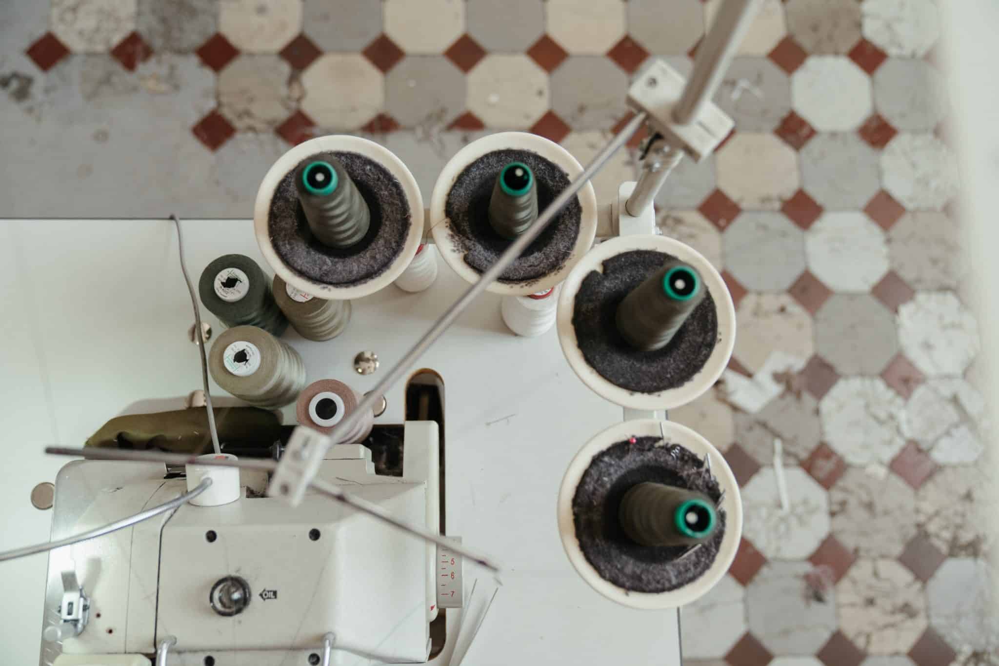 How To Thread A Sewing Machine Needle in [4 Easy Steps]